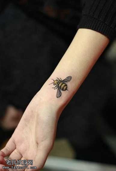 手臂蜜蜂纹身图案