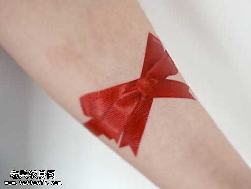 手臂大红的蝴蝶结纹身图案