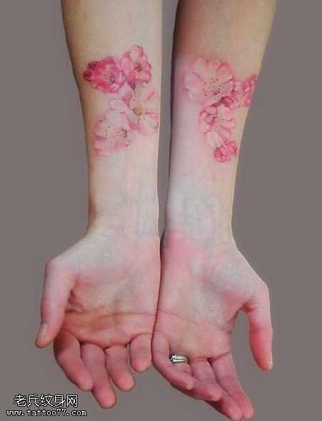 手臂彩色桃花3D纹身图案