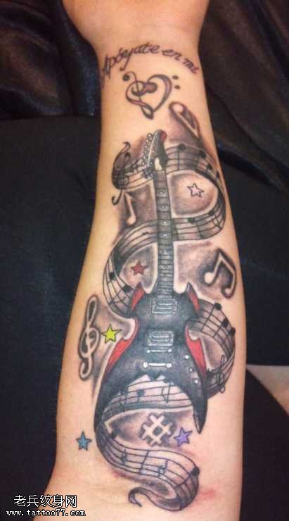 手臂吉他音符纹身图案
