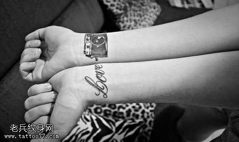 手臂相机英文纹身图案