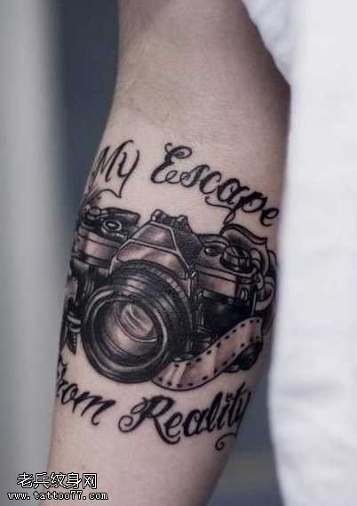 手臂相机英文纹身图案