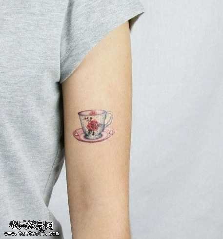 手臂清新可爱的小茶杯纹身图案