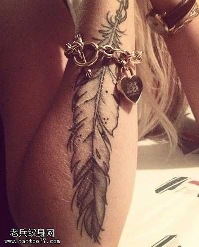 手臂唯美漂亮的羽毛纹身图案