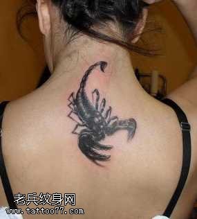 背部帅气的蝎子纹身图案