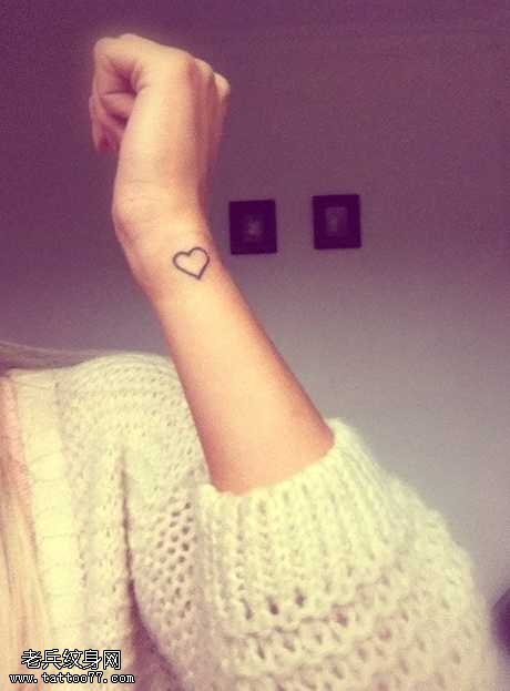 手腕小爱心纹身图案