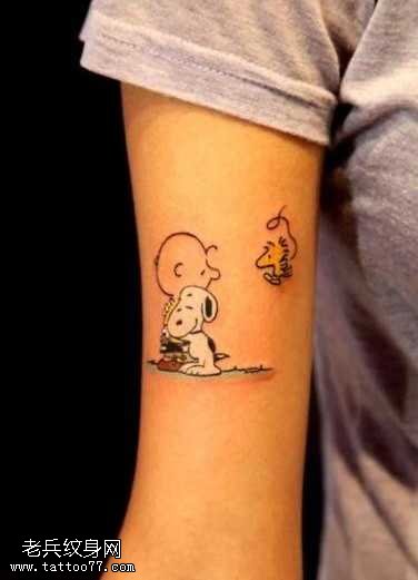 手臂非常可爱的史努比纹身图案