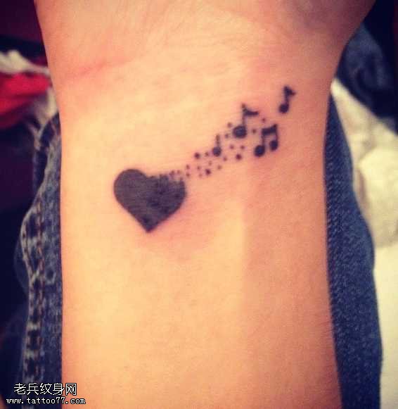手腕唯美爱心音符纹身图案