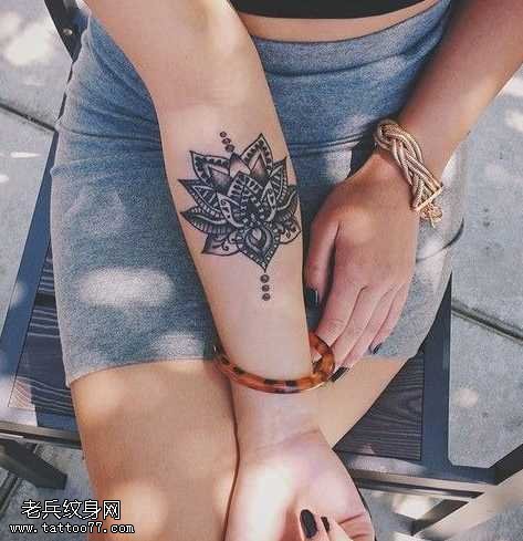 手臂漂亮的梵花纹身