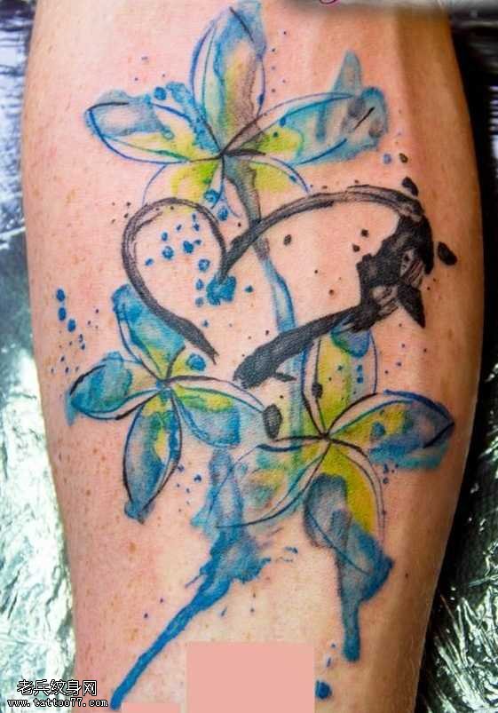 腿部一款水墨花纹身图案