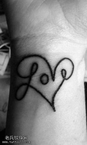手臂英文LOVE纹身图案