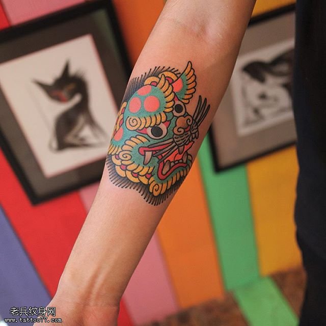 手臂彩绘石狮子纹身图案