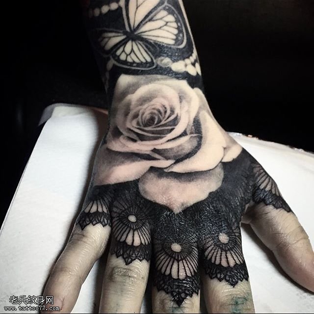 手背的玫瑰蕾丝边纹身图案