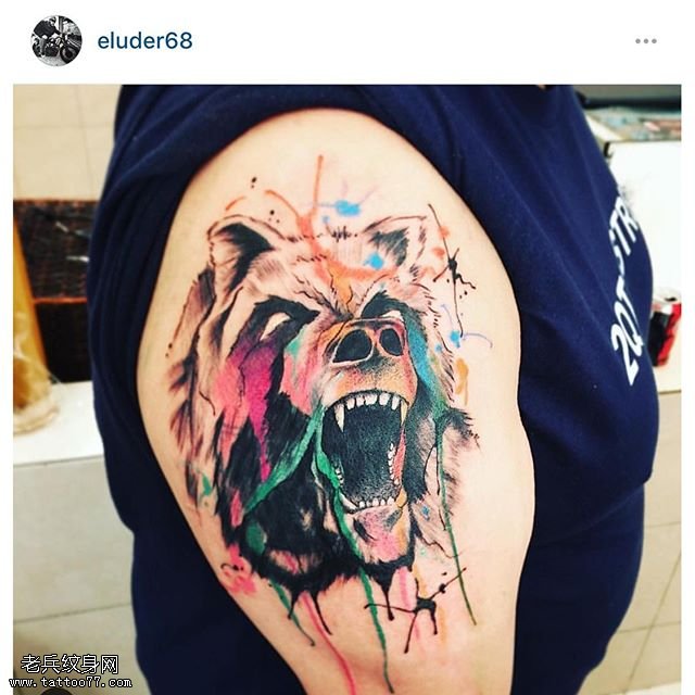 大臂水彩凶猛的狮子纹身图案