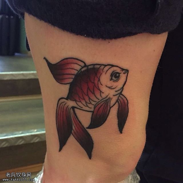 腿部逼真写实的一条小鱼纹身图案
