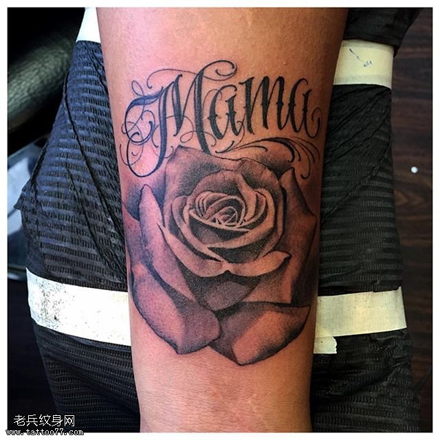 手臂的玫瑰英文纹身图案