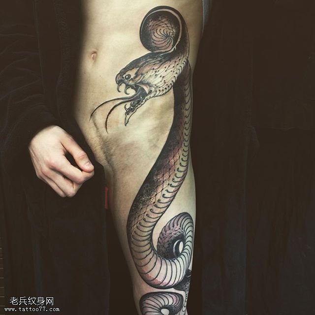 逼真写实的一条大蟒蛇纹身图案