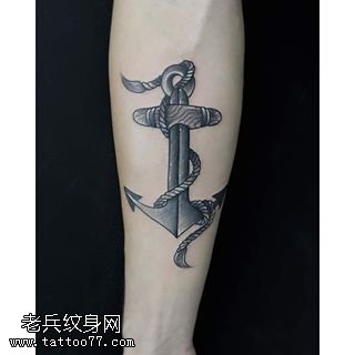 手臂写实船锚纹身图案