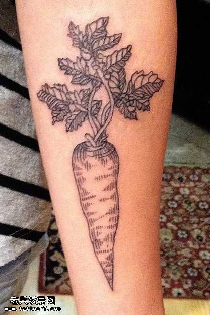 手臂胡萝卜纹身图案