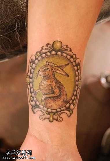 手腕个性的兔子纹身图案