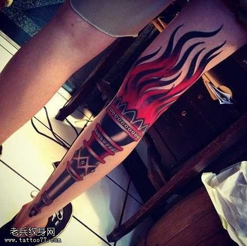 腿部霸气的火炬纹身图案