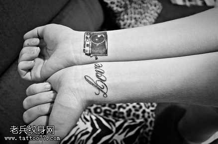 手臂相机英文纹身图案