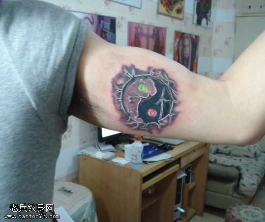手臂上的八卦纹身图案