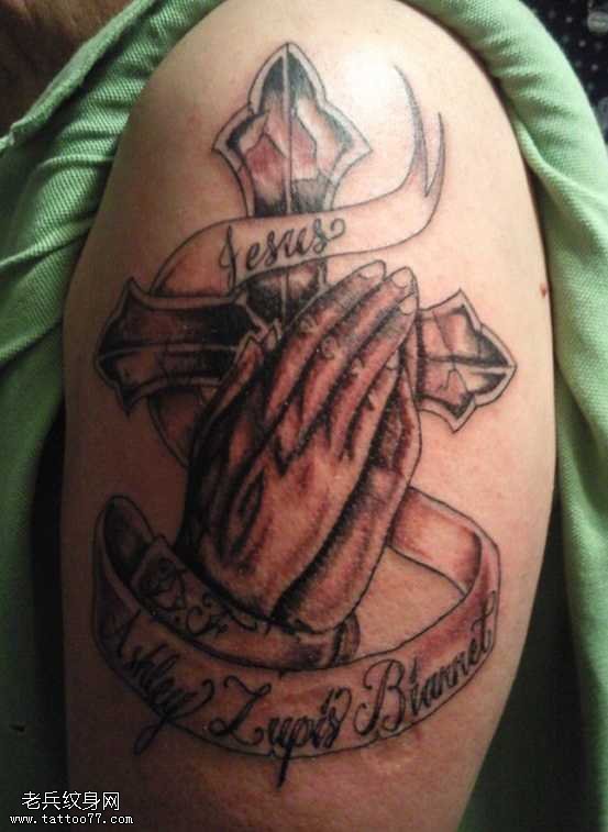 手臂上大气的十字架纹身图案