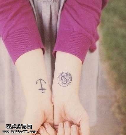 手臂方向标纹身图案