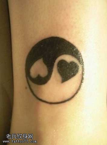 手臂可爱的八卦纹身图案