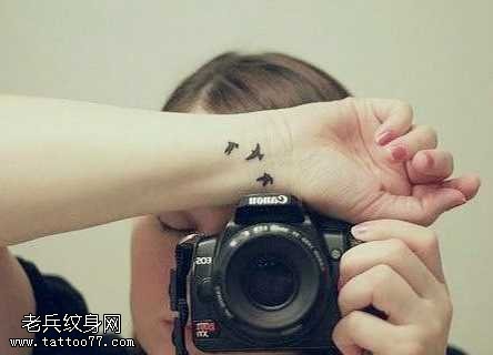 手臂三只小鸟纹身图案