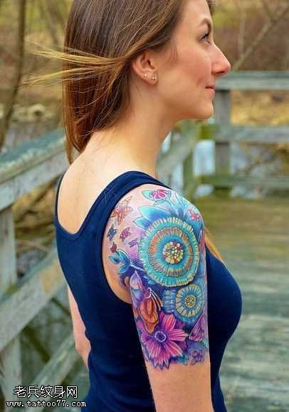 手臂漂亮的纹身图案