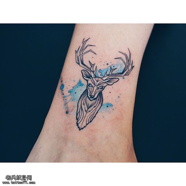 脚腕上水彩灵鹿纹身图案