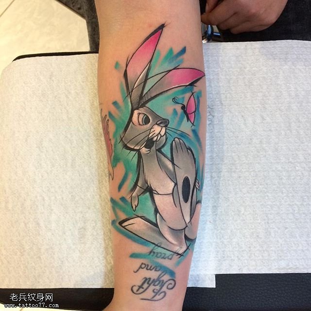 手臂水彩的小兔子纹身图案