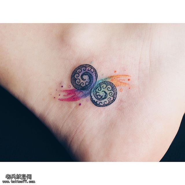 脚踝处的两个小图腾纹身图案