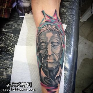 小臂上黑灰肖像纹身图案