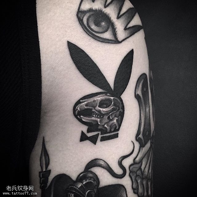 大臂黑灰兔子纹身图案