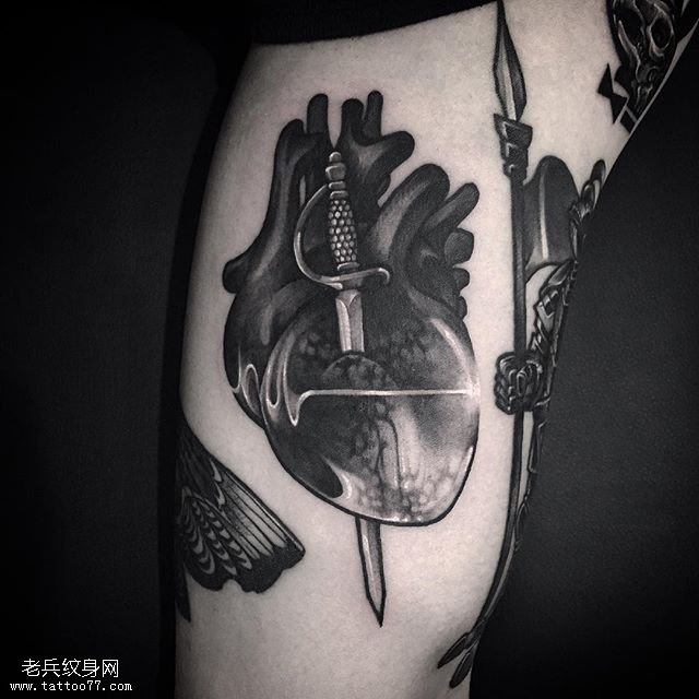 大臂黑灰一箭穿心纹身图案