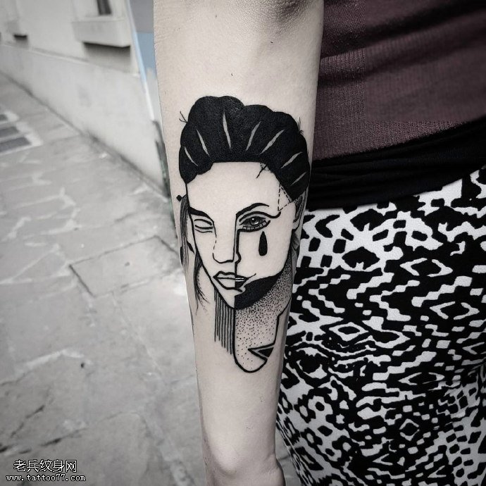 手臂点刺黑灰头像纹身图案