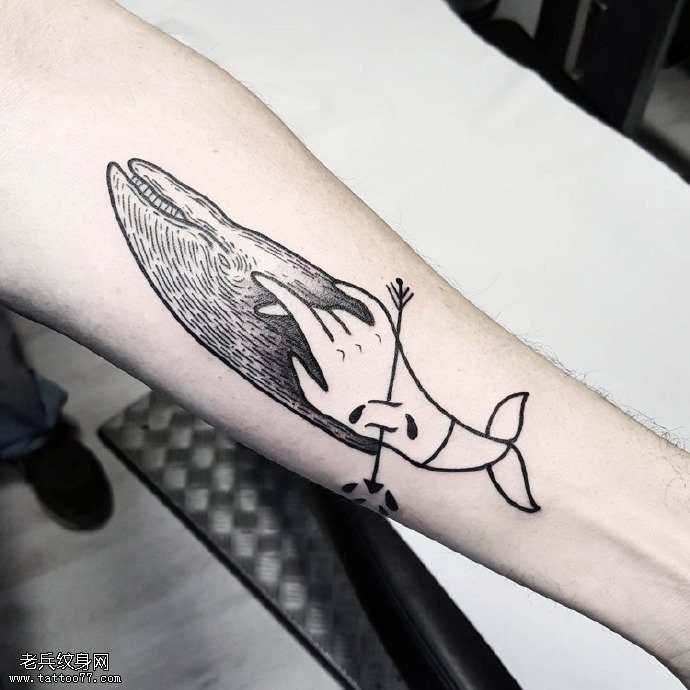 手臂被射中的鲨鱼纹身图案
