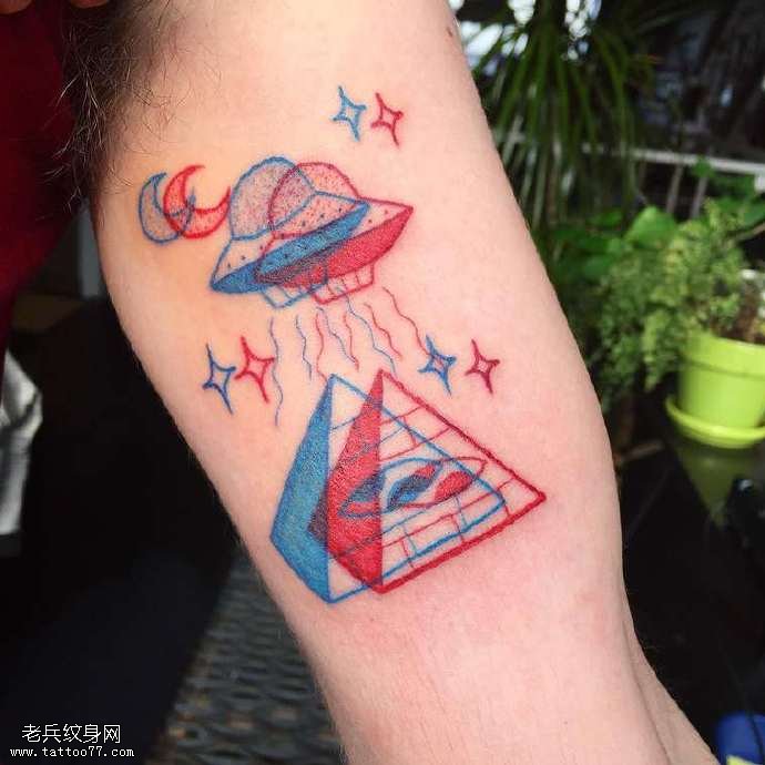 大臂红蓝点刺夜空纹身图案