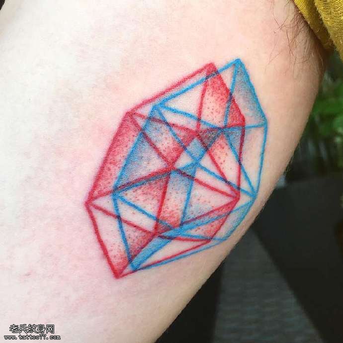 大臂红蓝菱形纹身图案