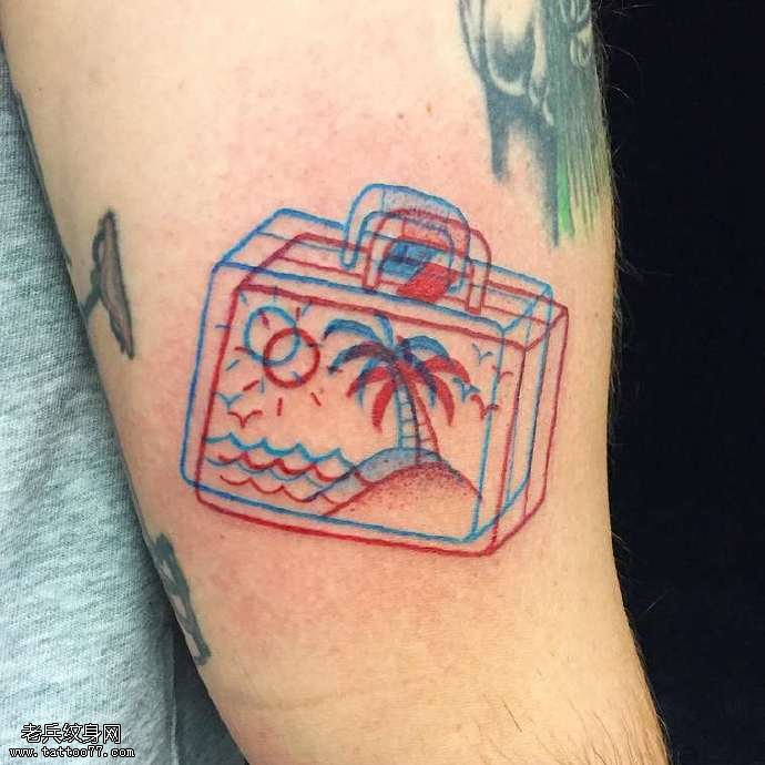 手臂点刺行李箱纹身图案