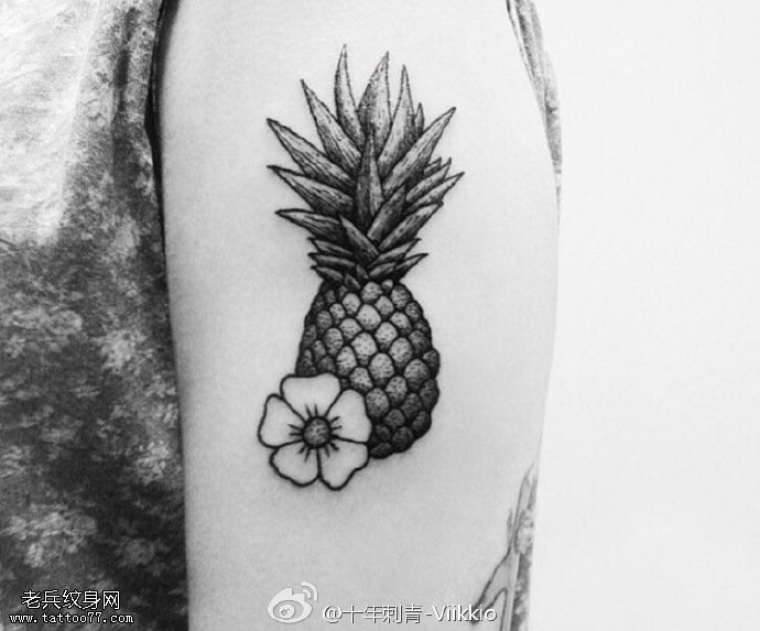 手臂黑灰菠萝纹身图案