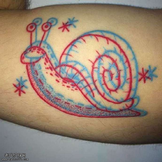 大臂红蓝点刺蜗牛纹身图案