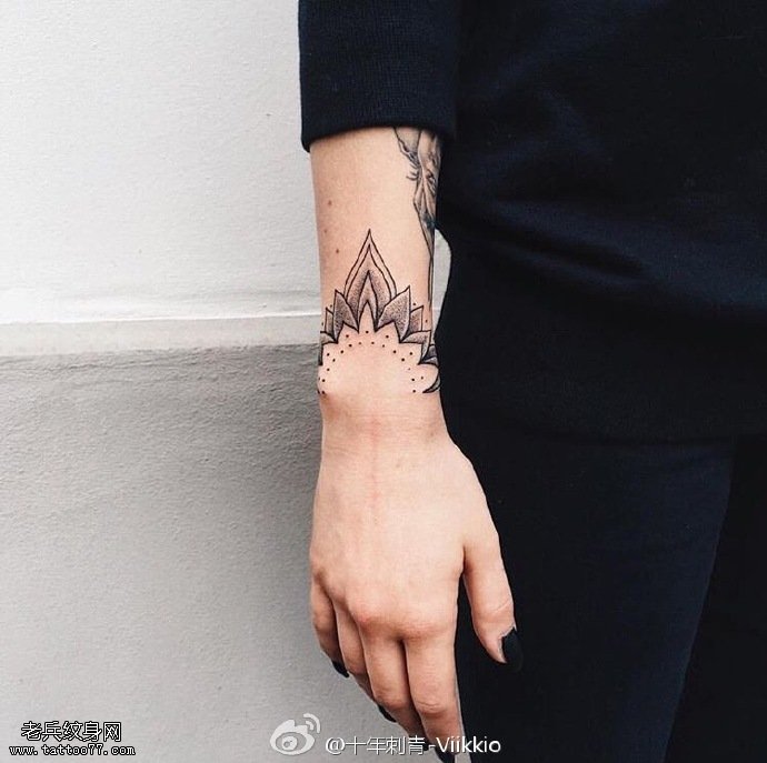 手腕上的莲花纹身图案