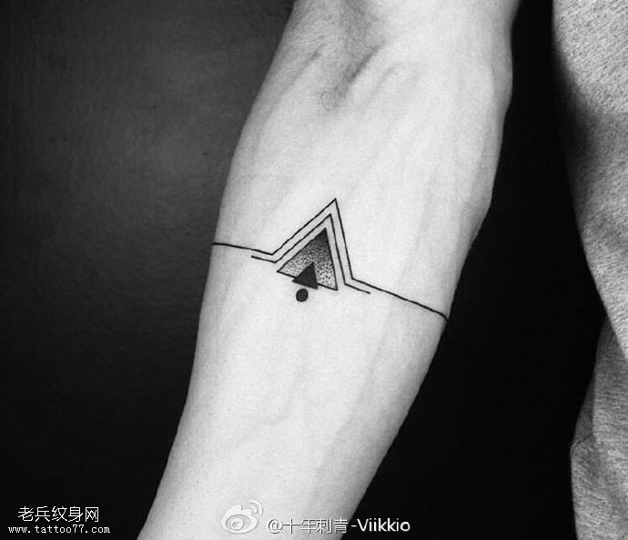 手臂点刺线条三角纹身图案