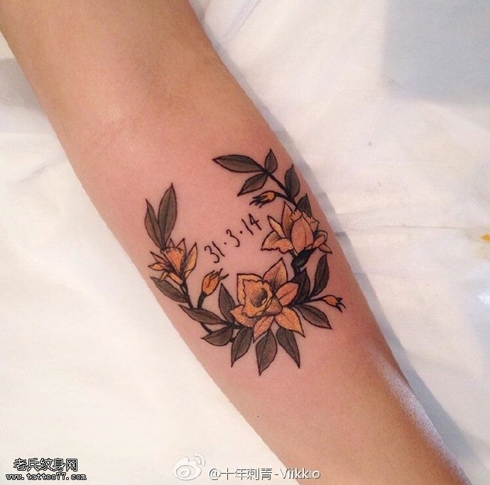 手臂花卉纪念日纹身图案