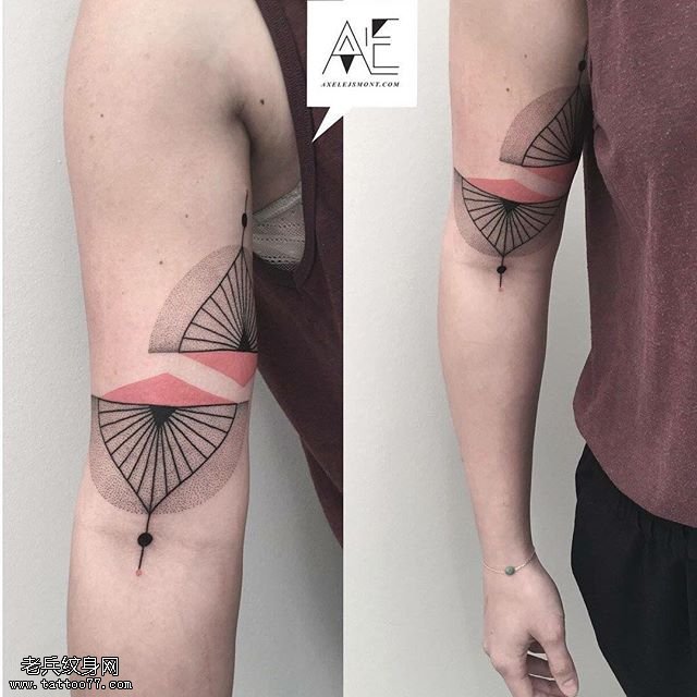 大臂点刺的扇子纹身图案