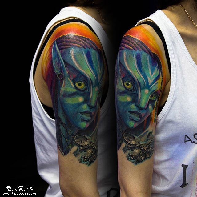 大臂彩绘的动漫人物纹身图案